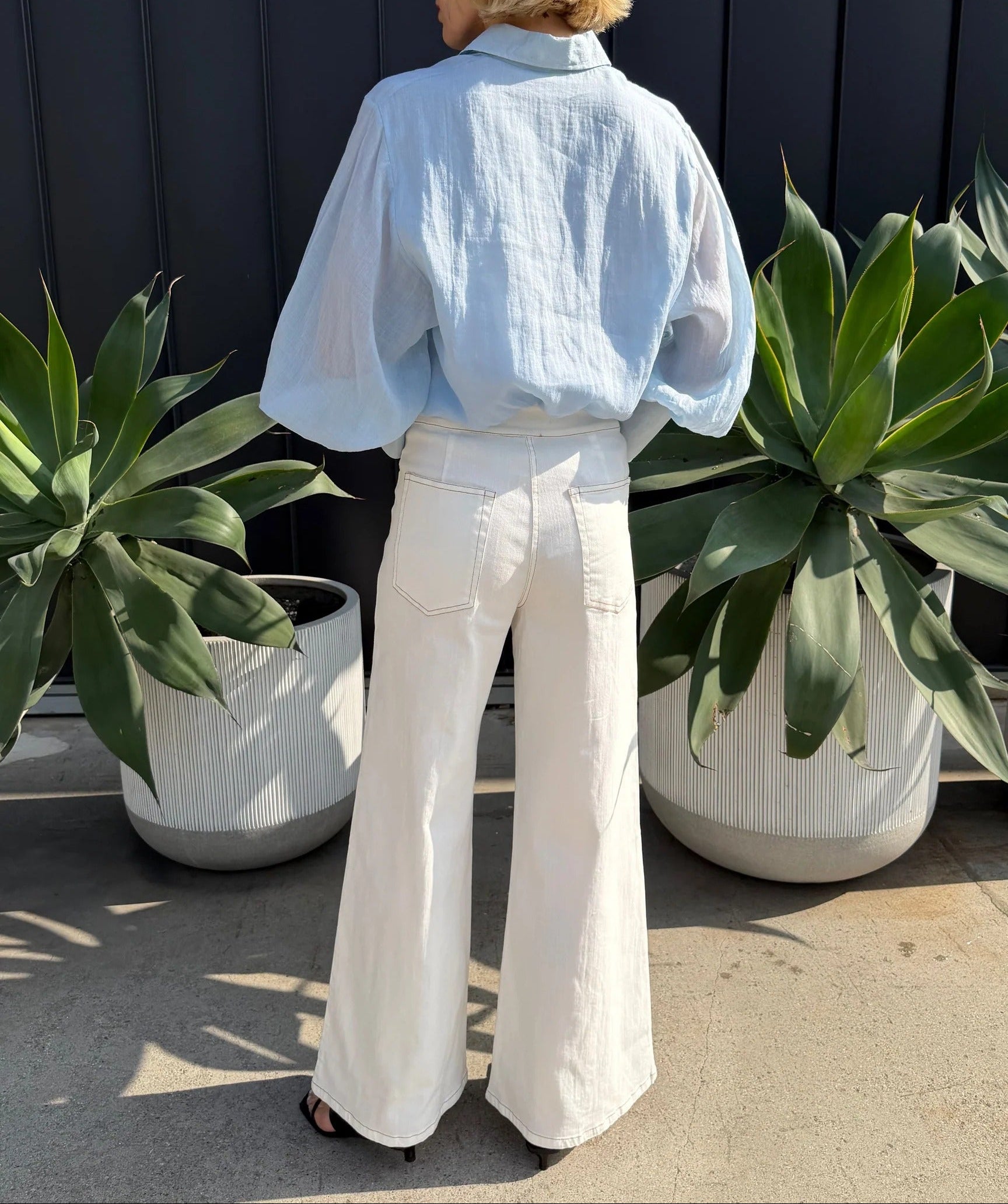 Cremeweiße Jeans mit hoher Taille