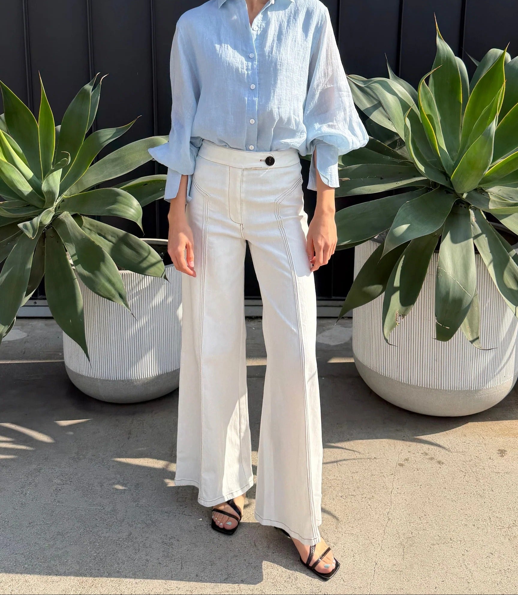 Cremeweiße Jeans mit hoher Taille