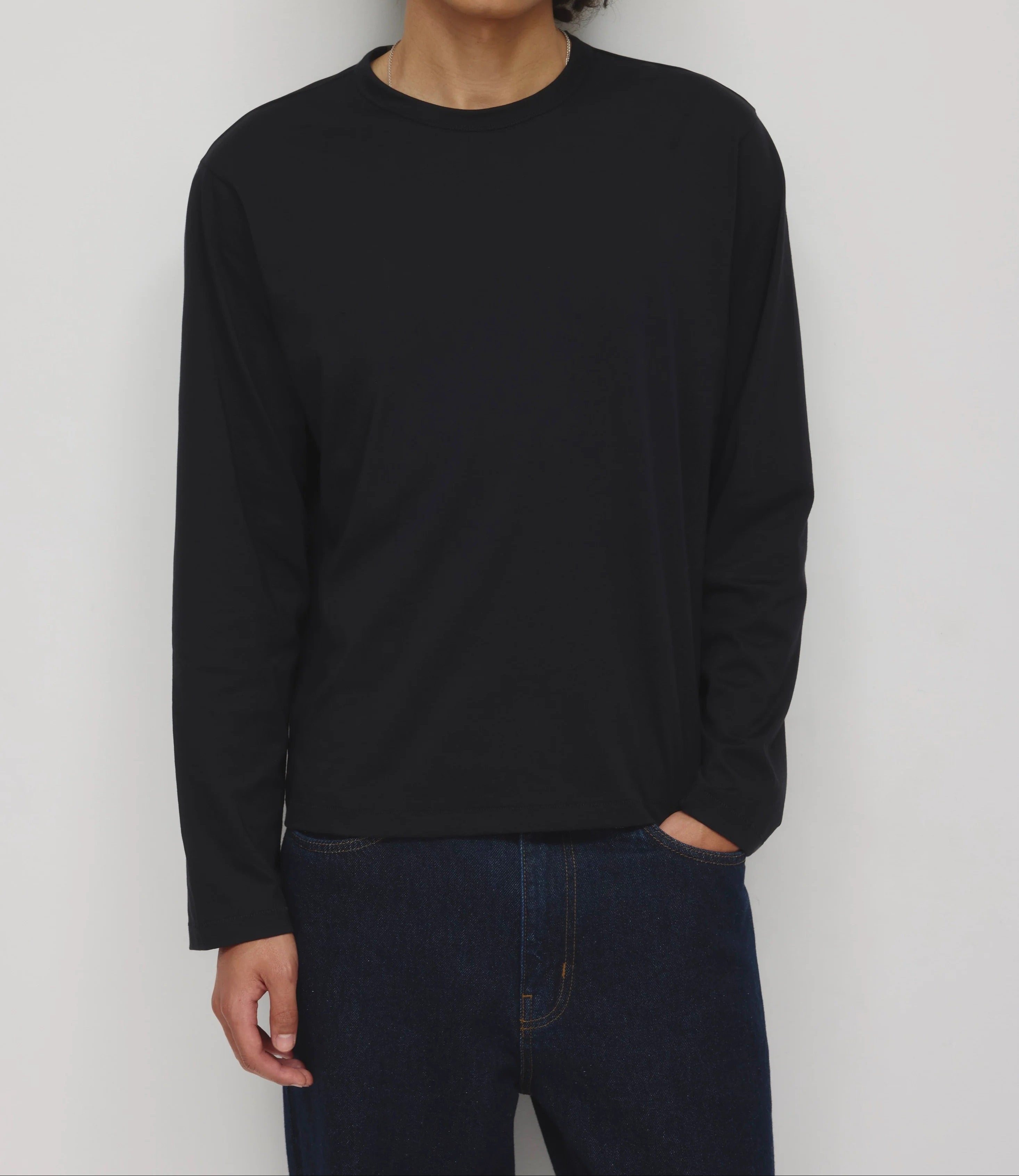 Schwarzes Langarm-T-Shirt