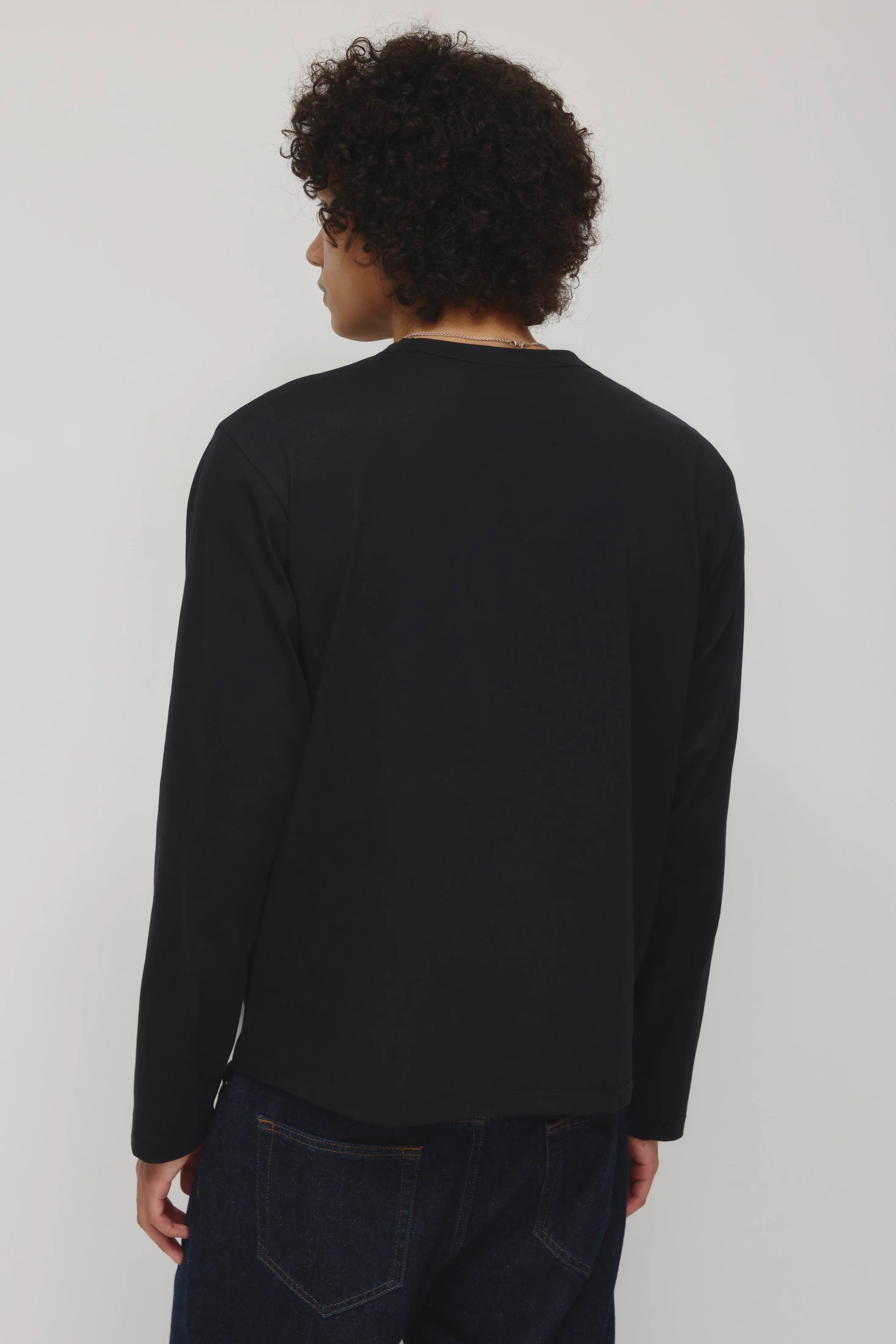 Schwarzes Langarm-T-Shirt