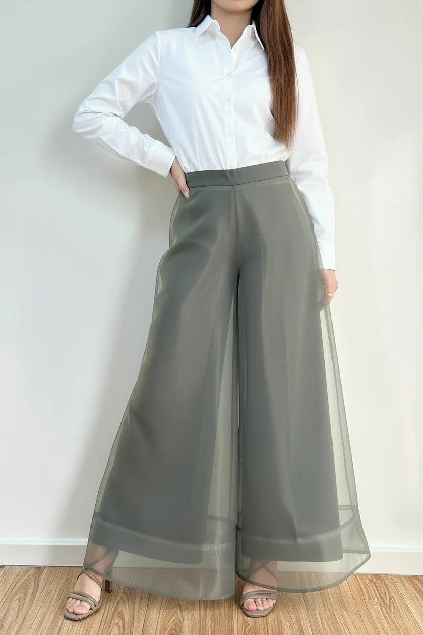 Verkürzte Hose mit weitem Bein