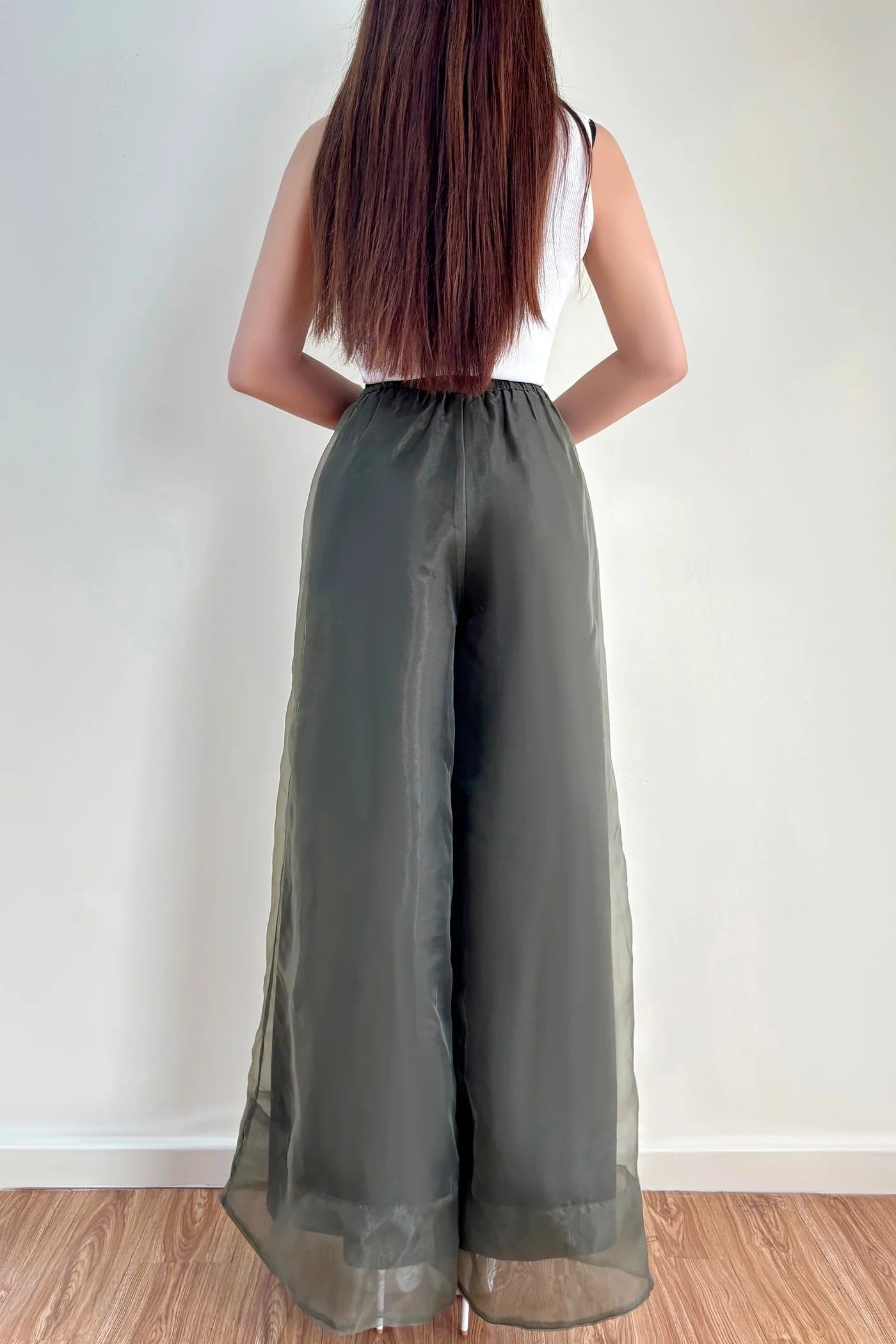 Verkürzte Hose mit weitem Bein